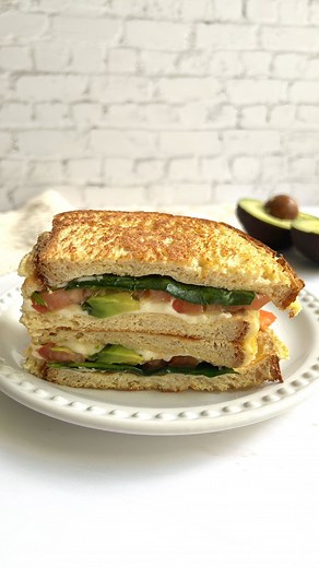 Ana Karen Romano on Instagram: "Breakfast egg sandwich ✨ . . El desayuno más delicioso que vas a probar 😍 . . Ingredientes: 2 huevos 2 rebanadas de pan (usé las de 40 cal @hygeiamx) Queso oaxaca reducido en grasa Tomate Espinacas Aguacate . . . 🥪El procedimiento lo puedes ver en el video, cualquier duda déjamela en los comentarios 🫶🏻 . . . #easyfitrecipes #healthyfood #healthylifestyle #eatclean #eathealthy #healthy #healthymeals #fitnesslifestyle #healthyrecipes #recipes #easyrecipes #easyc