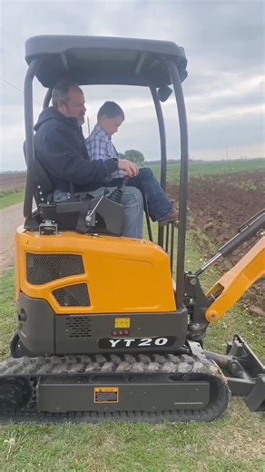 Youtop YT20 Excavator, 2000kg, with Kubota engine, pilot control, side swing boom, retractable track, two speed, standard bucket, plunger pump. Message us to get more information. We also have various construction and agriculture machines to choose. #youtop #excavator #miniexcavator | Shandong Youtop machinery Co.,Ltd.