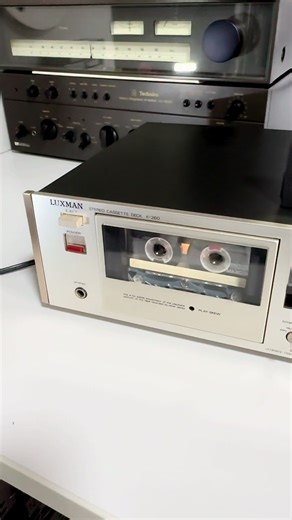 De vânzare } deck Luxman K-260 este un casetofon (deck) performant cu 3 capete, cunoscut pentru capacitățile sale de înregistrare și redare de înaltă calitate, potrivit pentru pasionații de echipamente audio vintage. A fost lansat în jurul anului 1984. Specificații tehnice Conform informațiilor disponibile din manualele de service și listările produselor, iată principalele specificații pentru Luxman K-260: Tip: Deck casetofon compact simplu, cu 3 capete (un cap de înregistrare, unul de redare și