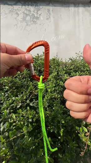 🎥 How to Tie a Useful Knot with Your Carabiner 🔗