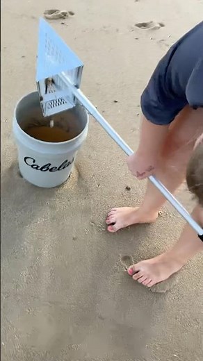 BEST METHOD TO GET SAND FLEAS! SAND FLEA RAKE! BEST BAIT FOR SURF FISHING! #obx #outerbanks #nc #va