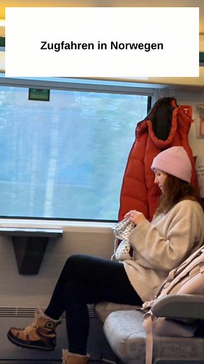 🚆✨ Zugfahren in Norwegen ist wie ein kleiner Urlaub. Bist du schon mal im Ausland mit dem Zug gefahren? Und wenn ja, wo? Und was noch viel spannender ist… was war deine längste Wartezeit bzw. wie lange hast du länger ans Ziel gebraucht? Ich muss sagen, ich habe hier bisher nur positive Erfahrungen gemacht. Wenn der Zug mal ausgefallen ist, gab es ohne Wartezeit einen Bus oder ein Taxi als Ersatz. Zugegeben, einige Norweger beschweren sich hier über die Bahn… aber im Vergleich zu Deutschland ist