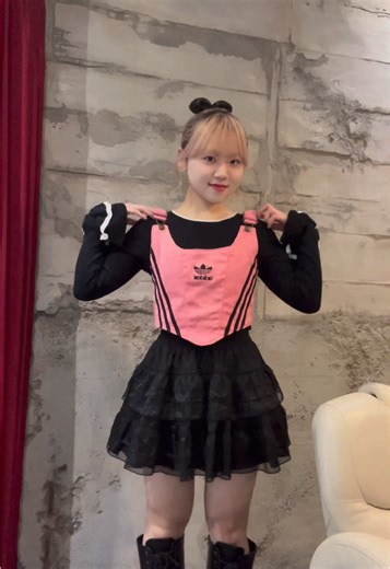 美容師アシスタントの朝準備☀️ 新しく購入した、ヘアゴムとトップスのご紹介！ リメイク品ってなんでこんなに可愛いのでしょうか？😳💕 お気に入りすぎて、汚さないように気を付けて仕事しました😂 #美容師アシスタント #ヘアアレンジ #セルフアレンジ #リメイク #コーデ紹介 #おすすめ