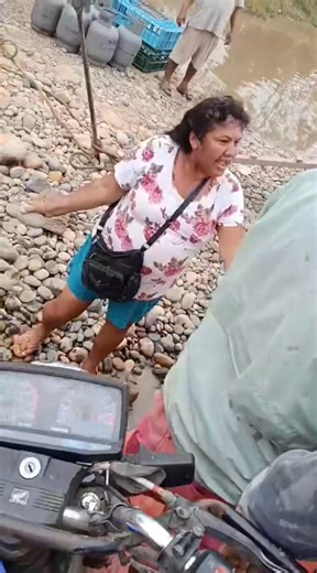 CONFLICTOS ENTRE EMPRESARIOS FLUVIALES DE SEPAHUA Y ATALAYA Usuarios transportistas comparten estas imágenes de un presunto conflicto en el puerto de la provincia de Atalaya. En el vídeo se puede observar una presunta agresión entre empresarios, donde los pasajeros logran captar el incidente. Estos problemas entre empresarios fluviales vienen desde años atrás, que, a pesar de la intervención de la municipalidad de Atalaya y la capitanía de puerto, no se pudieron sanjar las diferencias. | Radio S