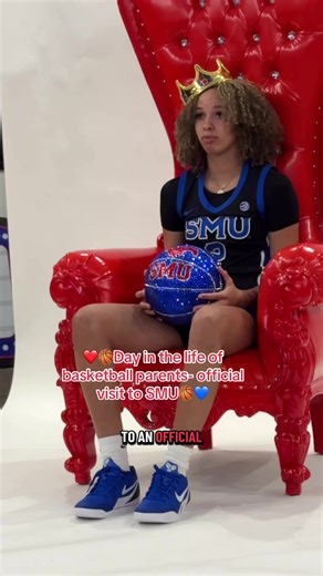 💙Day in the life of basketball parents -SMU OFFICIAL VISIT ❤️🐎 ☀️ Early morning breakfast coffee chats 🏫 Campus tour… taking it all in 💭 Big conversations about her future 📸 Locker room photo shoot moments (cue the chills 🥹) ✈️ Sprinting to the airport to get her back to South Carolina And just like that… a quick trip turned into a full circle moment 💙❤️ So proud of Kins-Freshman of the Year at Coastal Carolina ➡️ transfer portal ➡️ officially signing with SMU… and coming back HOME to Dal