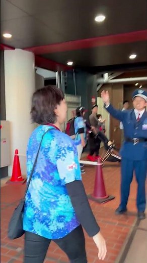 撮影を阻止するババア