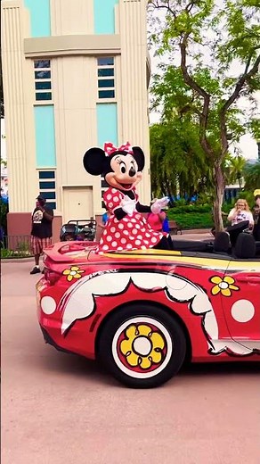 Minnie Mouse and Daisy Duck Disney Parade | #shorts