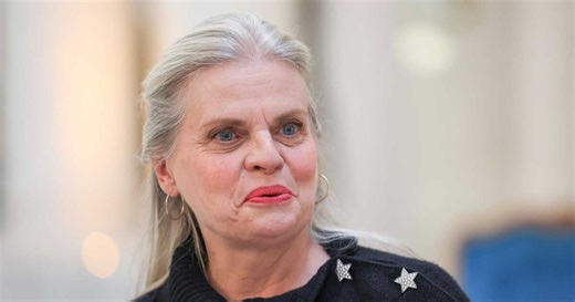 Isabelle Nanty : quatre mois après son très grave accident de la route, l'actrice est apparue appareillée pendant un concert des Enfoirés