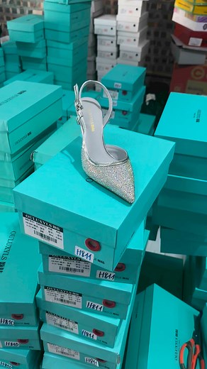 Ôi e chưa thấy mã gót nào đẹp từ form đến từng viên đá như này 😍😍 mã này lên chân thì đẹp hơn hoa hậu luôn ce nhé Mã sp : K320 Size còn 34,35,36,37,38,39(size .5) Cú pháp chốt đơn : K32034 sđt - nếu lấy sz 34 K32035 sđt - nếu lấy sz 35 Tương tự với những sz còn lại ❤️❤️❤️ | Hà Hằng- cô gái vàng trong làng sale