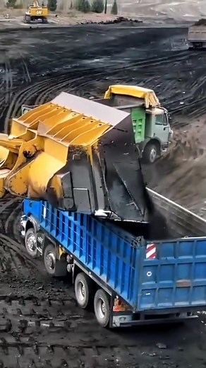 "Cat 992G Loading - One Pass Wonder! 💪🚜" #Cat992G #fblifestyle | Earthmover Legends