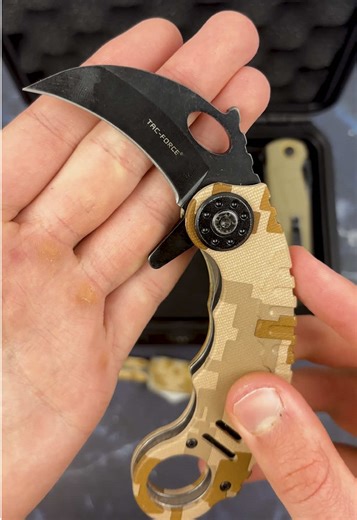 I just unboxed the craziest CAMO knives 😮‍💨