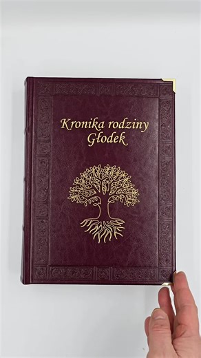 🎄 Przypominamy, że jednym z najfajniejszych prezentów pod choinkę jest Kronika Rodzinna ✨ 📖 Wykonana z pięknej, włoskiej skóry 🇮🇹 – elegancka, ponadczasowa i pełna emocji ❤️ 🎁 To prezent, który zostaje w rodzinie na pokolenia. 🤍 Kroniki od Introbest – bo najcenniejsze historie warto zapisać. 📩 Kontakt: biuro.introbest@gmail.com 502-509-351 📦 Zamów już dziś i podaruj prezent z duszą. #kronikarodzinna #prezentpodchoinke #święta #bożenarodzenie #rodzina 🎄