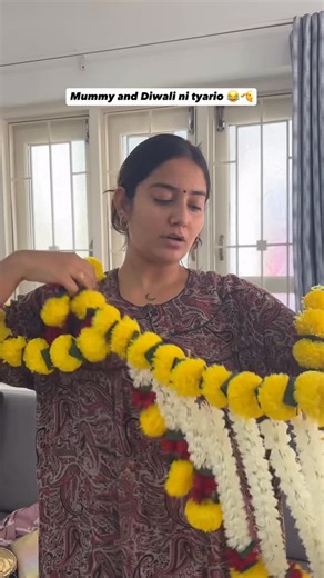 Nidhi Gajjar on Instagram: "Thy gy tmare Diwali ni tyari? first-time use flat ₹100 OFF with code DIWALI100 ✨🚴 ( gujju comedy, gujju mummy, gujju things, Diwali) #gujjuthings #comedy #nikinautanki #gujjucomedy #Rapido #RapidoParcel #diwali100"