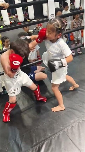 🥊 A Rainstorm of Punches! 🔥 Red vs Blue Muay Thai Training | Fast Combos & Fight Skills