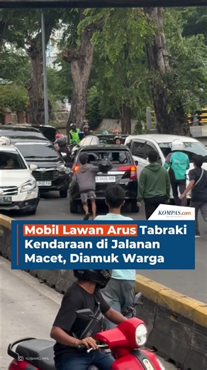 Sebuah mobil hitam dikejar massa setelah melaju melawan arus di Jalan Gunung Sahari, Jakarta Pusat, Rabu (25/2/2026) sekitar pukul 17.15 WIB. Kapolres Metro Jakarta Pusat Kombes Pol Reynold Hutagalung mengatakan, petugas yang sedang melakukan pengaturan lalu lintas melakukan pengejaran. "Lalu terlihat ada sebuah mobil yaitu Toyota Calya berwarna hitam yang mengemudi secara ugal-ugalan. Dilakukan pengejaran dan sampai berbalik arah dari arah Gunung Sahari yang menuju Senen," ujarnya. 🎥: IG @/amq