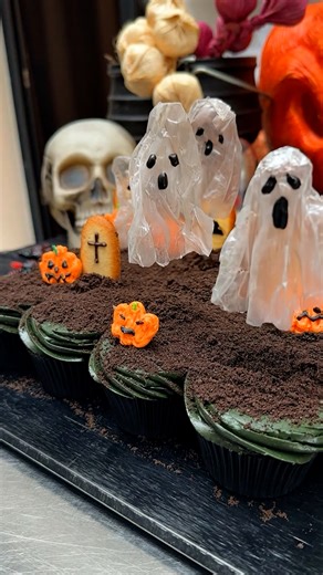 Halloween Graveyard Cupcakes! Deadly delicious desserts ⚰️🧁 | Chefclub Network
