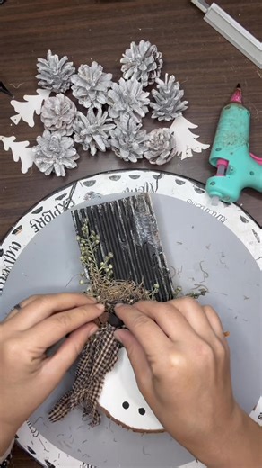 106K views · 1.1K reactions | ☃️Snowman DIY with tree trunk slice and cardboard! ❄️I love creating pieces that are not only beautiful but also budget friendly! Hope you’re inspired! #crafts #crafting #diy #Christmas #christmascrafts #rusticchristmas | Lee Lexi Creations | Facebook