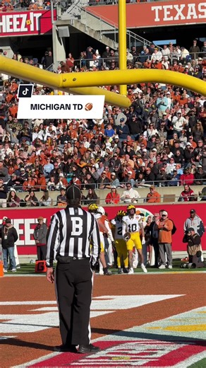 MICHIGAN WITH THE FIRST OF THE DAY 🏈 @Cheez-It @University of Michigan #CheezeIt #Football #SportsTok #BowlGame #CheezeItCitrusBowl