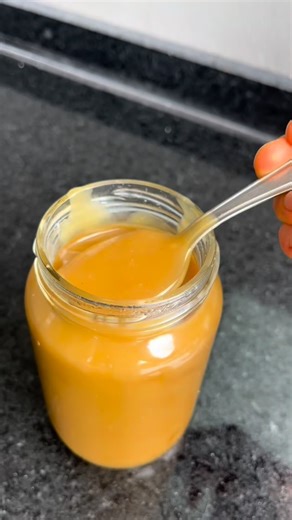 Dulce de leche casero 🤎🍯 listo en 45’ Express, sin azúcar y con solo 3 ingredientes ✨ 👉 Ingredientes: • 1 taza leche en polvo • 2 tazas de agua • Endulzante a gusto, yo le puse 6 sobrecitos de stevia 👉 Cómo se hace: Olla a fuego medio, todo junto. Cuando rompa hervor, bajar al mínimo, porque ebulle mucho! Tip clave: puse un platito adentro de la olla 🫖 para que con el hervor se mueva y ayude a que no se pegue 🙌 Cociná revolviendo de vez en cuando hasta que reduzca y espese… ¡y listo! 🤎 #d