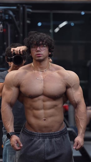 Daddy Aioli on Instagram: "Win, and keep on winning… Ropa de @youngla code: DADDY Suplementos de @dragonpharma_llc code: DADDY Accesorios de @rgmntco code: DADDY #gym #bodybuilding #ejercicio #workout #flex #back #bulking #bulk #espalda #daddyaioli #transformación #pose #bulk #volumen #comida #musculo #masamuscular #cutting #sheredding #mealprep #comer #fisicultirismo #biceps #triceps #pump #fitness #transformation #benchpress #aesthetic #zyzz"