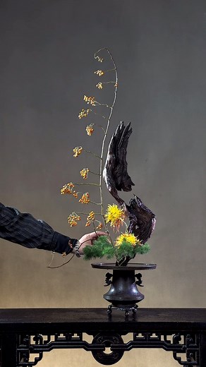 The return of the mountain and flower arrangement tutorial of dead wood! #Flower #teachesflowerarrangement #dmentflower #teachesflower #canbox #homesweethome #flowerlovers #homedecor #giftideas #christmasdecor | D’men Flowers