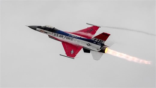 F‑16 fighter jet sweeps above city during 2026 Thunder Over Louisville