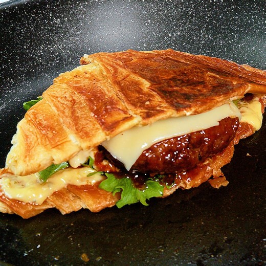 【クロワッサンを100倍旨く食べる方法♡】「つぶして焼くだけで絶品！」家族が大満足する簡単パンレシピ / Smash Croissant Burger レシピはこちら！https://www.buzzfeed.com/jp/kazunoritakeda/smash-croissant-burger-movie | Tasty Japan