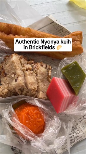 28K views · 172 reactions | This stall sells authentic Nyonya kuih in Brickfields.  Jalan Thambipillay, Brickfields, 50470 Kuala Lumpur, Wilayah Persekutuan Kuala Lumpur #malaysianfood #kleats #foodiegram #kualalumpur #petalingjaya #eatdrinkkl #makankl #malaysiaeats #foodlovers #foodstagram #jalanjalancarimakan #goodfoodinKL #nyonyakuih #kuih | Malay Mail | Facebook