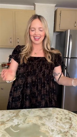 Caramelized Banana Syrup!! 🍌🧈🤎 inspired by a matcha I got in RI this past weekend (miss u @thenitrobar_ ) I wrote out the recipe for what I did below—turned out soooo good! Perfect in a matcha & trying it in a chai tomorrow 🫖 Caramelized Banana Syrup 2 bananas, sliced 2 tbsp salted butter 1/2 tsp cinnamon 1/4 tsp salt 2/3 cup coconut sugar 1 & 1/4 cup filtered water 1 tsp vanilla Add the salted butter to a small pot and melt over low-medium heat. Once the butter is melted and bubbling, add i