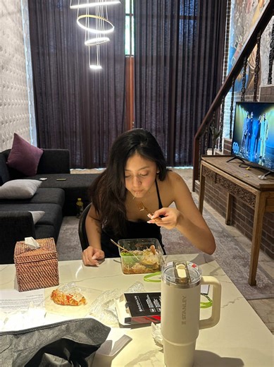 Simple home dinner🥒 -cucumber -greek yoghurt -garlic -dill & salt -lemon -smoke salmon -cheese