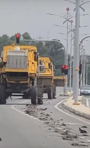 Habis rosak dan kotor jalan yg baru disiapkan di Suka Menanti, Alor Setar akibat dari pemilik mesin padi yg ambil mudah dan nak untung lebih! | Sri Sanjeevan Ramakrishnan
