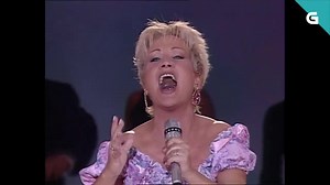 🎤💅 Fai hoxe pouco máis de 80 anos nacía unha das divas da nosa terra, Ana Kiro, que nesta actuación do 96 interpreta 'Enxebranza', da man da orquestra Cruceiro ✨ | Televisión de Galicia