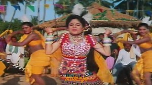 Ghutar Ghutar Chad Gaya Upar Re Atariya Pe Lotan Kabutar Re ll Dalal ll 1993 Mithun Chakravarti Movie/album: दलाल Singers: अलका याग्निक Song Lyricists: माया गोविन्द Music Composer: बप्पी लाहिरी Music Director: बप्पी लाहिरी Music Label: वीनस Starring: मिथुन चक्रबोर्ती गुटर गुटर गुटर गुटम गुटर गुटर गुटर गुटम अरे चढ़ गया ऊपर रे हे गुटर गुटर गुटर गुटम गुटर गुटर गुटर गुटम अरे चढ़ गया ऊपर रे अटरिया पे सोना कबुतर रे हे गुटर गुटर गुटर गुटम गुटर गुटर गुटर गुटम रे पछि दीवना चुग कर दाना उड़ गया फररर फेर रे अट