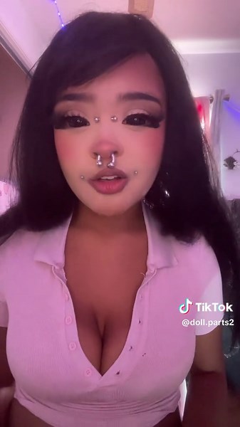 Exploring Cutecore Aesthetics: Kiities and Alien Themes