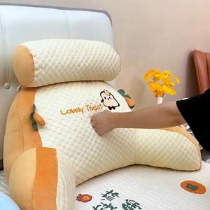 Ευέλικτο μαξιλάρι πλάτης για καναπέ, κρεβάτι ή καρέκλα. Βάλτε το πίσω από την πλάτη σας για να κάθεστε σταθερά με στήριξη του αυχένα και των ώμων κατά τη διάρκεια του διαβάσματος ή της τηλεόρασης. Ο ελαστικός αφρός διατηρεί τη φόρμα και την άνεση μέρα με τη μέρα. Φορητό και απλό για να τοποθετηθεί οπουδήποτε. 💺👍 Έκπτωση: -44% 🛒👉 red-lynx.com/l1/gr/tricomfort | RedLynx