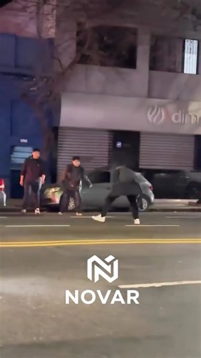 NOVAR INFO on Instagram: "🔪😱 Intento de apuñalamiento frente a un boliche en Liniers: caos, gritos y una historia insólita detrás La madrugada en Liniers se convirtió en un verdadero escándalo cuando una pelea entre varios hombres de nacionalidad boliviana terminó con uno de ellos intentando apuñalar a sus compatriotas 😳. 🌙 El violento episodio ocurrió en la puerta del reconocido boliche Kapital Mágico, ubicado sobre Av. Rivadavia al 10995, y según contaron algunos testigos, todo habría come