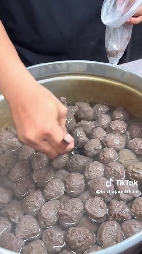 Jajanan Khas Bandung: Vlog Borong di Dayeuh Kolot