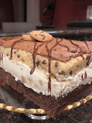 The viral Costco chocolate chip cookie cake… (almost) from scratch! P.S. If any of ya’ll in LA can take me though I’ll cook for you 🥹 Ty @sophia koko @Brandon R Food Reviews @thejcheneats RECIPE: Chocolate Chip Cookie Cake Layer: * 280 g AP flour * 2 1/4 tsp baking powder * 1/2 tsp salt * 170 g unsalted butter, room temp * 220 g light brown sugar * 100 g granulated sugar * 3 large eggs * 1 1/2 tsp vanilla extract * 244 g whole milk, room temp * Mix ins: 135 g mini semisweet chocolate chips (tos