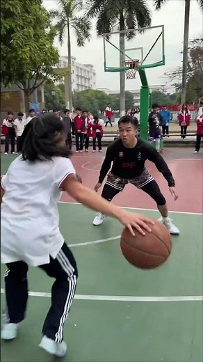 女生校内打球技惊全场，“神龙摆尾”太飒了！｜中国广西　篮球比赛　运动天赋　#female #girl #play #excellent #basketball #vs #man #China