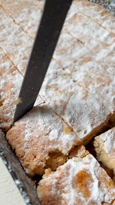 🍎✨ RÉGIMÓDI ALMÁS PITE – BÖGRÉSEN IS ✨🍎Puha, omlós tészta, fűszeres almás töltelék, jó adag porcukorral a tetején… Anyukám receptje, amit mindig pillanatok alatt elkapkodunk. 💛📖 Blog kedvencek válogatás – a recept hozzászólásban! | Rupáner-Gallé Margó Hivatalos Oldala