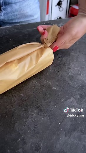 Weißer Spargel, schnell und aromaschonend im Backpapier im Ofen dampfgegart 💚 schnapp dir jetzt direkt hier das Rezept und speichere es ab. Du wirst Spargel nie mehr im Wasser garen wollen, dickes tricky Ehrenwort 🤙 Für 4 Personen Zutaten: * 1 Kilo weißer Spargel * 50 g Butter * 1 Prise Salz * 1 Prise Zucker * 1 Prise Pfeffer * 1/2 Zitrone, davon der Abrieb Zubereitung: * Ofen auf 180 Grad Umluft vorheizen, die Backpapiere auf das Blech legen * den Spargel waschen, Endstücke abschneiden, schäl