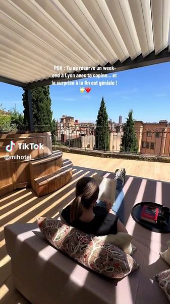 Découverte incontournable à Lyon : un hôtel avec vue imprenable et jacuzzi ! 🌟