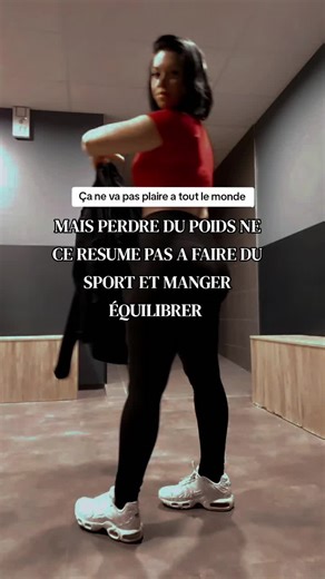 Ça ne va pas plaire à tout le monde… mais le sport et une bonne alimentation ne suffisent pas toujours pour perdre du poids. Tu peux manger “clean”, faire du sport régulièrement, et pourtant… la balance ne bouge pas 😤 👉 Hormones déréglées 👉 Thyroïde au ralenti 👉 Stress chronique 👉 Inflammation 👉 Manque de sommeil 👉 Carences invisibles Tout ça, le fitness Instagram n’en parle pas. La perte de poids, ce n’est pas juste 🥗 manger moins 🏋️‍♀️ bouger plus C’est comprendre ton corps, ton métab