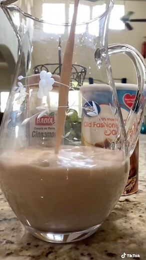 AnaCer Cervantes on Instagram: "Horchata de avena, deliciosa y fácil de preparar. Ingredientes: 1 taza de avena 5 tazas de agua 1 taza de azúcar 1 cucharada de canela en polvo 1 cucharada de esencia de vainilla 1 lata de leche evaporada Suficiente hielo. #horchata #avena #parati #aguafresca"