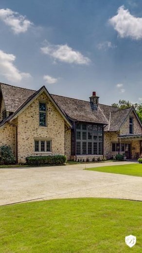 Visit one of the most special homes you will ever see! Lovingly designed and custom built, Architect, Bobby McAlpine, Builder, Shaba Derazi, interior design by Suzanne Kasler. Everything about this home is magical! 4 Bedrooms | 4 Full - 2 Half Bathrooms 📍2979 Ridgewood Road NW Atlanta, GA 30327 💲5,850,000 🗝 Glennis Beacham | Beacham & Company, REALTORS®