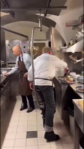 Peter Lammer es chef en un restaurante en Alemania. Sufrió un accidente de motocicleta y, tras la rehabilitación, los médicos le aconsejaron retirarse. Junto con sus amigos creó este eficaz asiento móvil.#viral #alemania #chef #valentia