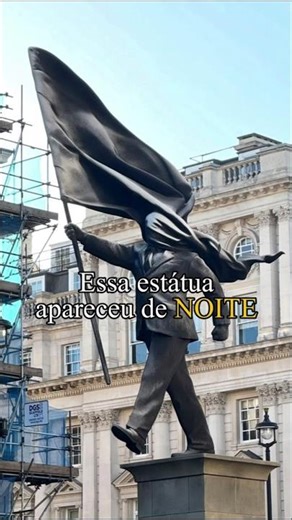 A Arte da Crítica, 2026 - A estátua que ninguém viu chegar 🗽🌑 #historiadaarte #Arte #shorts