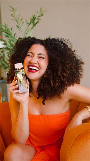 LORE SOUZA on Instagram: "Que ano especial, né? 🧡 Mudança de casa, barriga crescendo, nascimento de Bem… pra mim, 2025 foi intenso, transformador e cheio de amor. Teve recomeço, teve cuidado, teve a chegada do maior presente da minha vida. E foi vivendo tudo isso que eu entendi: presente bom é aquele que vem com intenção, com afeto, com xodó. Por isso, esse ano, meu presente vai ser um P.I.X. de @naturabroficial, porque quando o presente carrega sentimento, cuidado e verdade, ele tem nome: Pres