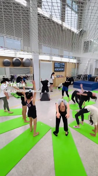 名古屋軟体部！！！ #contortion #contortionist #コントーション #コントーショニストeri #トレーニング #コントーションスタジオ #超柔軟 #フレキシビリティ #コントーションスタジオ #flexibility #開脚 #体操
