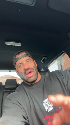 Huge shout out to my client who as you can see has COMPLETELY transformed this year and legit looks like a different person 🤯🤯🤯. #Crazy We have been working together since mid April this year and have now completed SIX back to back programs together. We started with a shred first to take off some body fat then we reverse dieted and built the calories up to build some lean muscle. We got up to 90.3kgs in that time before we peeled things back and have now done back to back shred programs putti